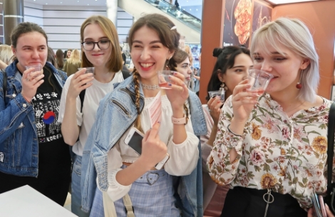 러시아 방문객들의 오미자음료 시음모습. 사진=aT