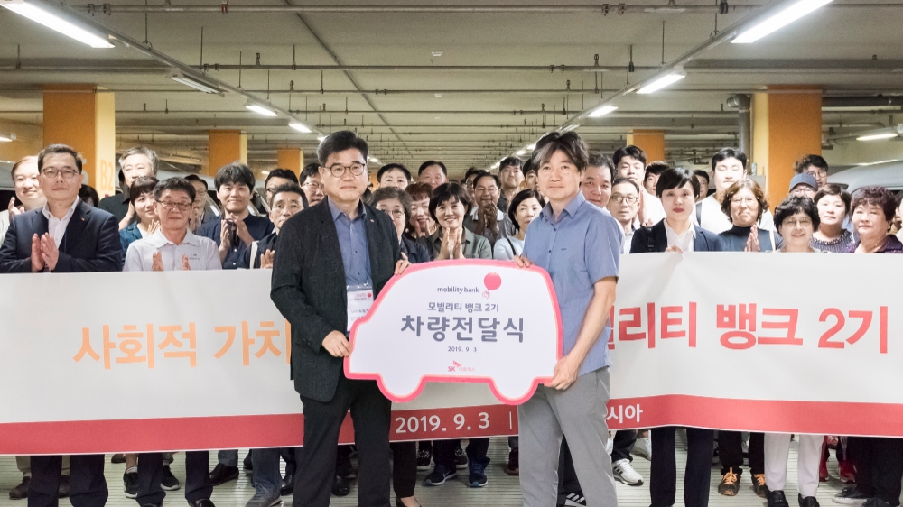 전롱배 렌터카부문장(왼쪽)이 ㈜행복 김인호 이사에게 차량 보드를 전달하고 있다.(사진=SK네트웍스)