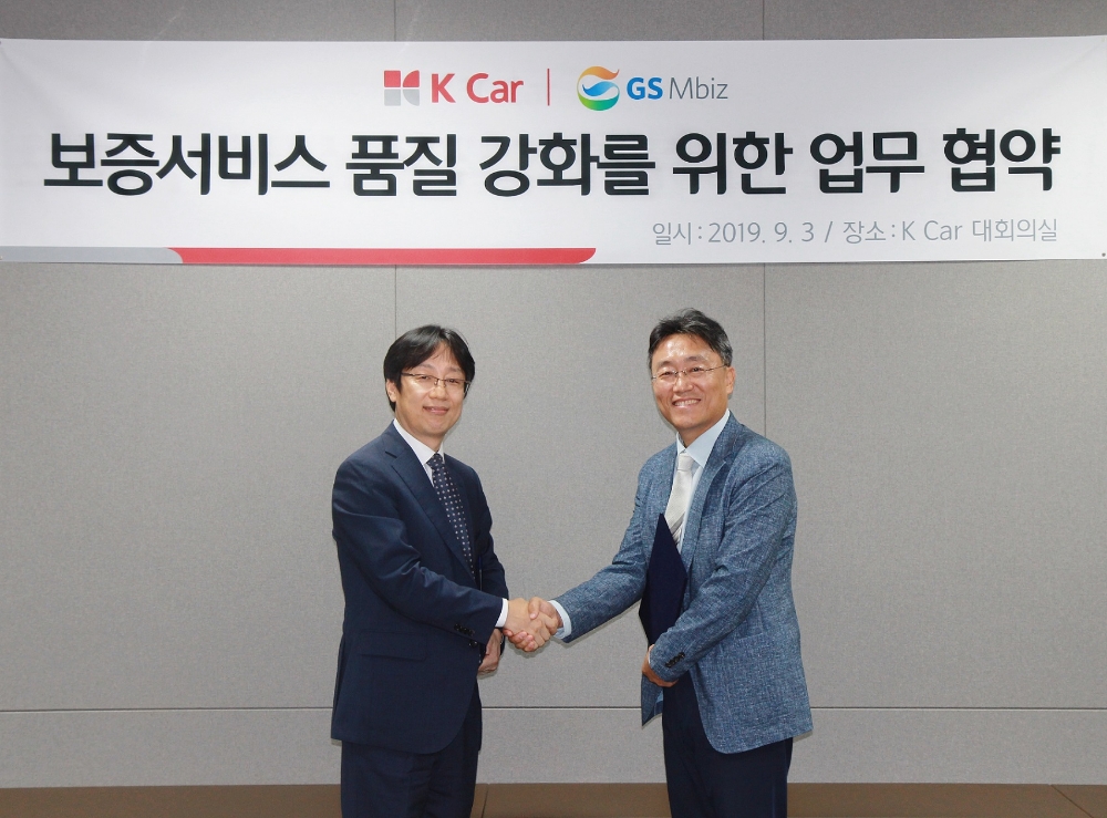 배무근 케이카 경영지원부문장(좌)과 최호범 GS엠비즈 사업부장(우)이 업무협약을 체결하고 기념사진을 촬영하고 있다.(사진=케이카)