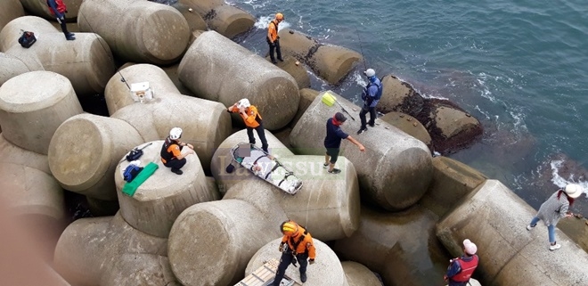 요구조자를 구조해 이송준비를 하고 있다.(사진제공=울산소방본부)