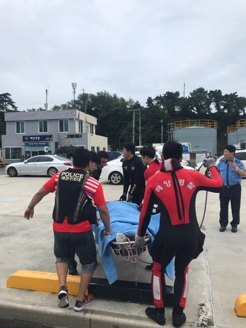 민·관 합동 수중수색 구조훈련을 실시하던 중 실제 방어진 화암추등대 추락자를 구조해 옮기고 있다.(사진제공=울산해양경찰서)