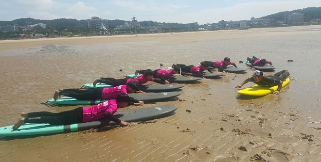 서핑체험 훈련을 하고 있다.(사진제공=서산준법지원센터)