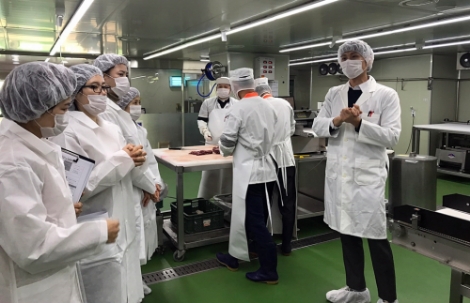 식재료 납품업체 현장점검 중인 aT급식관리단. 사진=aT