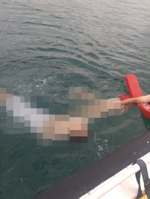 익수자를 구조하고 있다.(사진제공=부산해양경찰서)