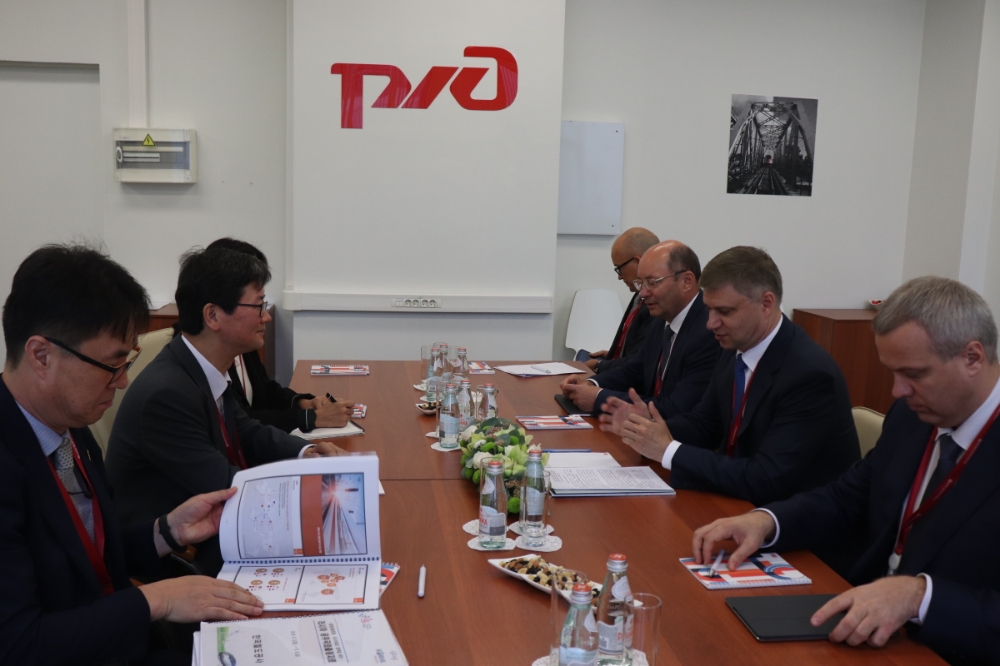 손병석 코레일 사장(왼쪽에서 두 번째)이 5일 동방경제포럼이 개최되고 있는 블라디보스토크 극동대학교에서 러시아철도공사 사장 올레그 벨로제로프(오른쪽에서 두 번째)와의 면담을 통해 상호 협력을 약속했다.(사진=코레일)