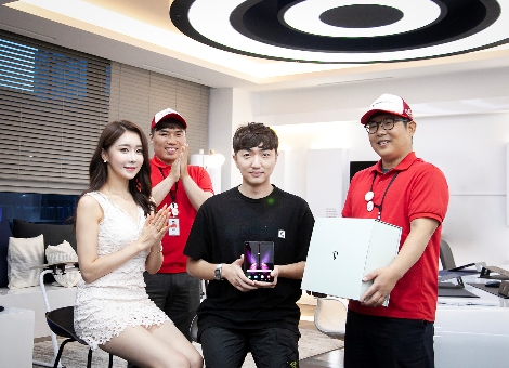 갤럭시 폴드 5G 행운의 고객 안진우씨가 ‘오늘도착’ 라이더로부터 단말을 배송받는 모습. 사진=SK텔레콤