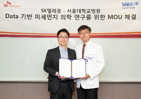 사진 왼쪽부터 SK텔레콤 홍승진 AI홈Unit장, 서울대학교병원 이창현 영상의학과 교수가 기념촬영을 하고 있다. 사진=SK텔레콤