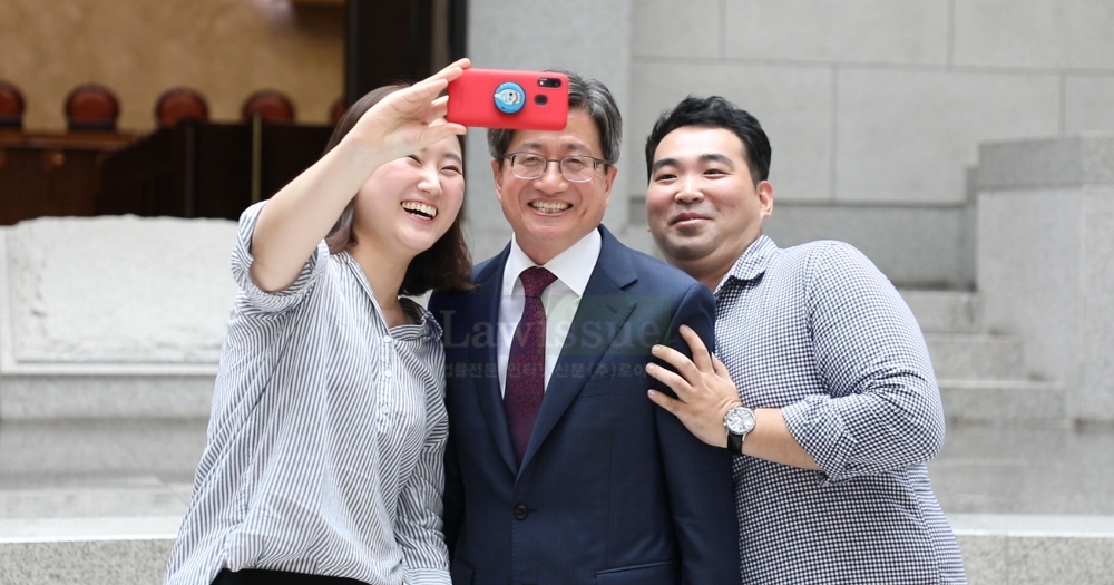 김명수 대법원장이 배심원들의 셀카요청에 활짝웃으며 응하고 있다.(사진제공=대법원)
