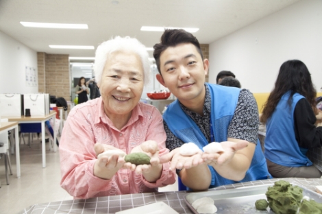 JW그룹 임직원들이 추석맞이 '굿모닝 우면' 봉사활동을 펼쳤다. 사진=JW그룹