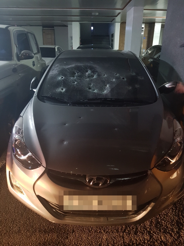 망치로 손괴한 차량.(사진제공=부산경찰청)