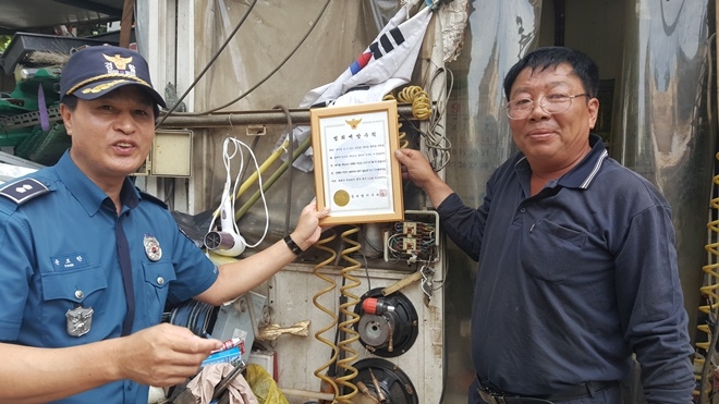 윤보한 동대명지구대장이 범죄예장수칙 액자를 전달하고 있다.(사진제공=대구남부경찰서)