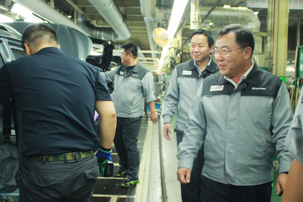 쌍용자동차 예병태 대표이사가 평택공장 조립라인에서 직원들을 격려하고 있다.(사진=쌍용자동차)