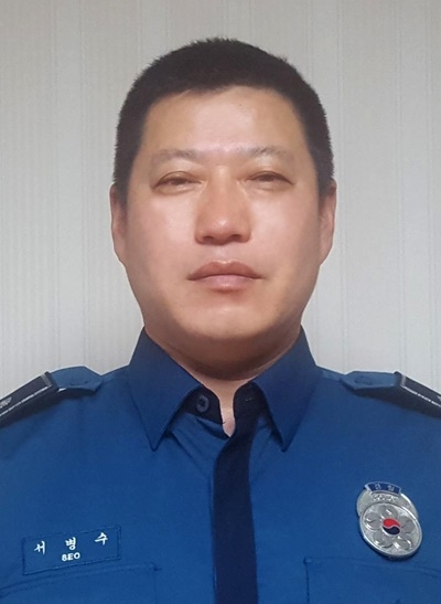 극단적 선택을 하려한 20대 청년을 설득해 취업까지 시켜준 서병수 경위.(사진제공=부산경찰청)