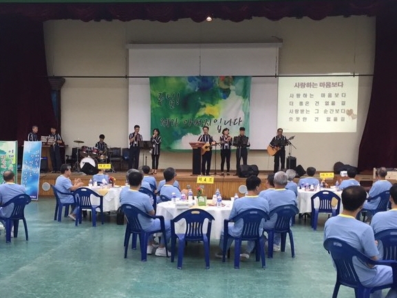 수형자 아버지학교 프로그램이 진행되고 있다.(사진제공=순천교도소)