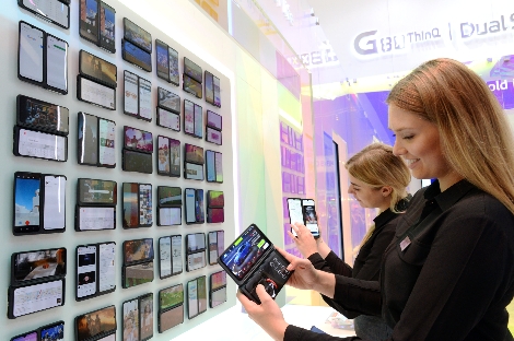 LG V50S ThinQ 전시부스에서 방문객이 듀얼스크린을 사용하고 있는 모습. 사진=LG전자