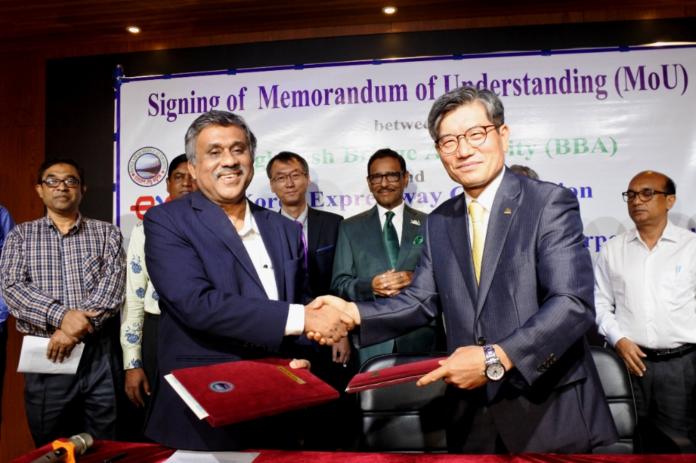 칸드케르 안와룰 이슬람(Khandker Anwarul Islam) BBA청장(왼쪽)과 신용석 한국도로공사 해외사업처장(오른쪽)이 MOU 체결서명 후 기념촬영을 하고 있다.(사진=한국도로공사)