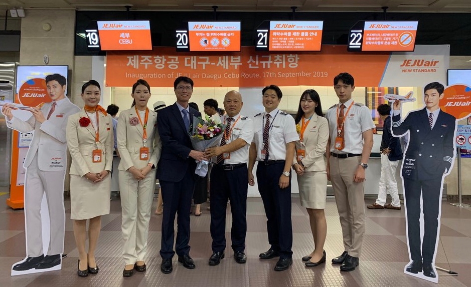 제주항공 이상윤 대구지점장(왼쪽 세번째)과 승무원들이 대구~세부 취항식에서 기념촬영을 하고 있다.(사진=제주항공)