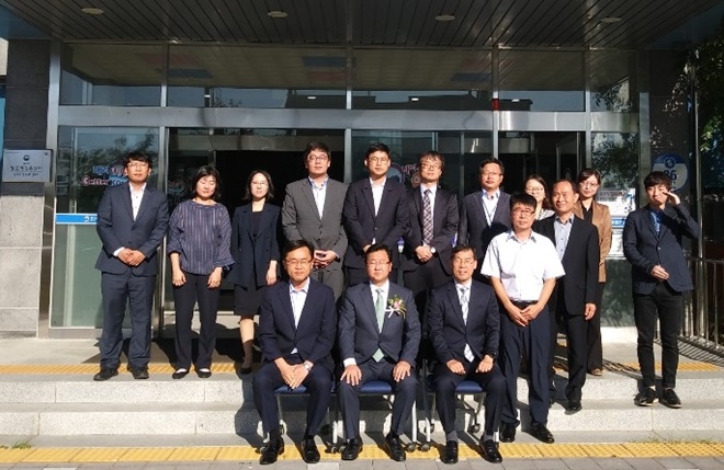 정진우 창원지검 진주지청장 등 검사 7명을 초청해 보호관찰업무설명회를 갖고 기념촬영.(사진제공=진주준법지원센터)
