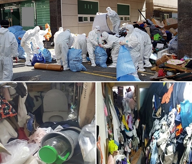 봉사단체들이 저장강박 대상자가 1년간 안방과 화장실에 모은 물건들을 치우고 있다.(사진제공=부산기장군)