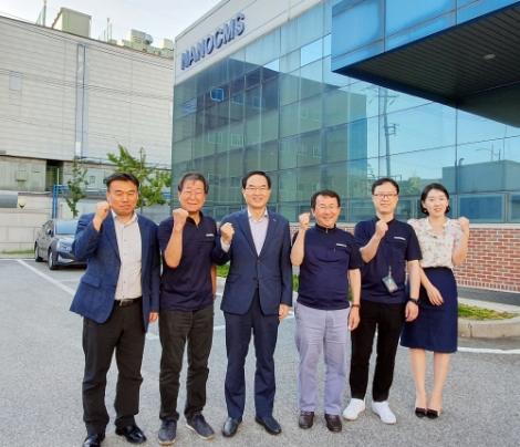 조폐공사 조용만 사장이 협력업체 나노씨엠에스를 직접 방문해 판로 지원 등 상호협력 방안을 협의했다. 사진=조폐공사