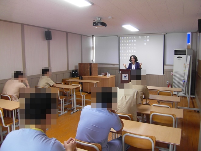 모정희 강사가 소년수용자를 대상으로 독서교육을 하고 있다.(사진제공=부산구치소)