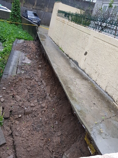 주택 옹벽 붕괴.(사진제공=부산경찰청)