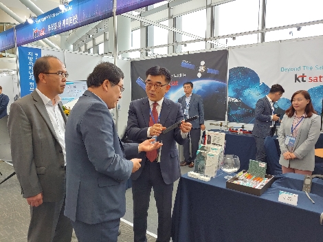 주낙영 경주시장(좌측 두 번째)이 KT SAT 직원에게 위성휴대전화의 기능에 대해 설명 듣고 있다. 사진=KT