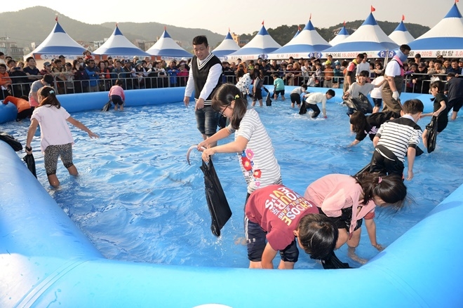 기장붕장어 맨손잡기 체험.(사진제공=부산기장군)