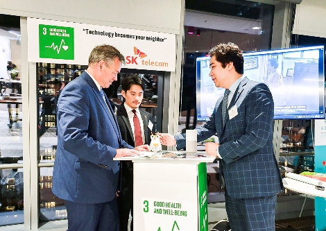 SK텔레콤 유웅환 SV이노베이션 센터장(오른쪽)이 페데르 홀크 닐센 노보자임스 CEO 겸 P4G 보드멤버(왼쪽)에게 '행복 커뮤니티'에 대해 설명하고 있다. 사진=SK텔레콤
