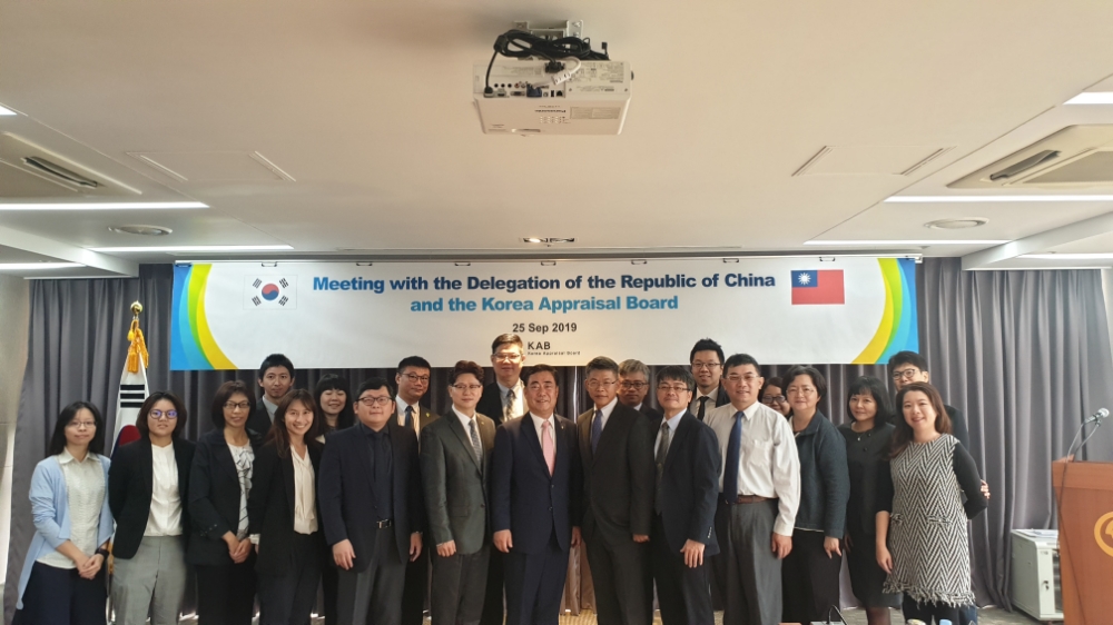 한국감정원을 방문한 대만 정부 및 감정평가전문가 방문단과 한국감정원 전문가들이 단체사진을 촬영하고 있다.(사진=한국감정원)