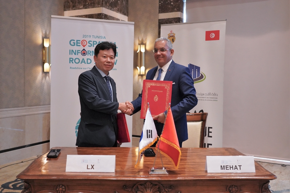 국내 최초로 아프리카 대륙인 튀니지에서 ‘2019 공간정보 로드쇼’를 성공 개최하고 국토정보 플랫폼 LX로서의 위상을 재확인했다. (사진=한국국토정보공사)