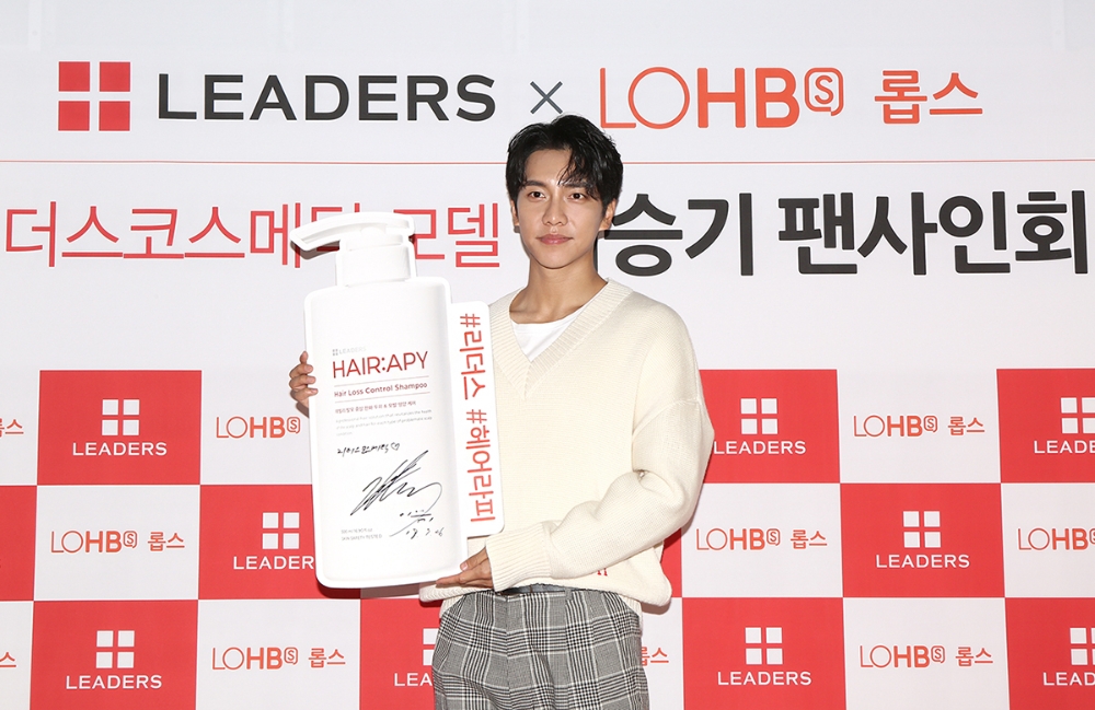 리더스코스메틱, 롭스 이태원점에서 모델 이승기와 팬사인회 진행