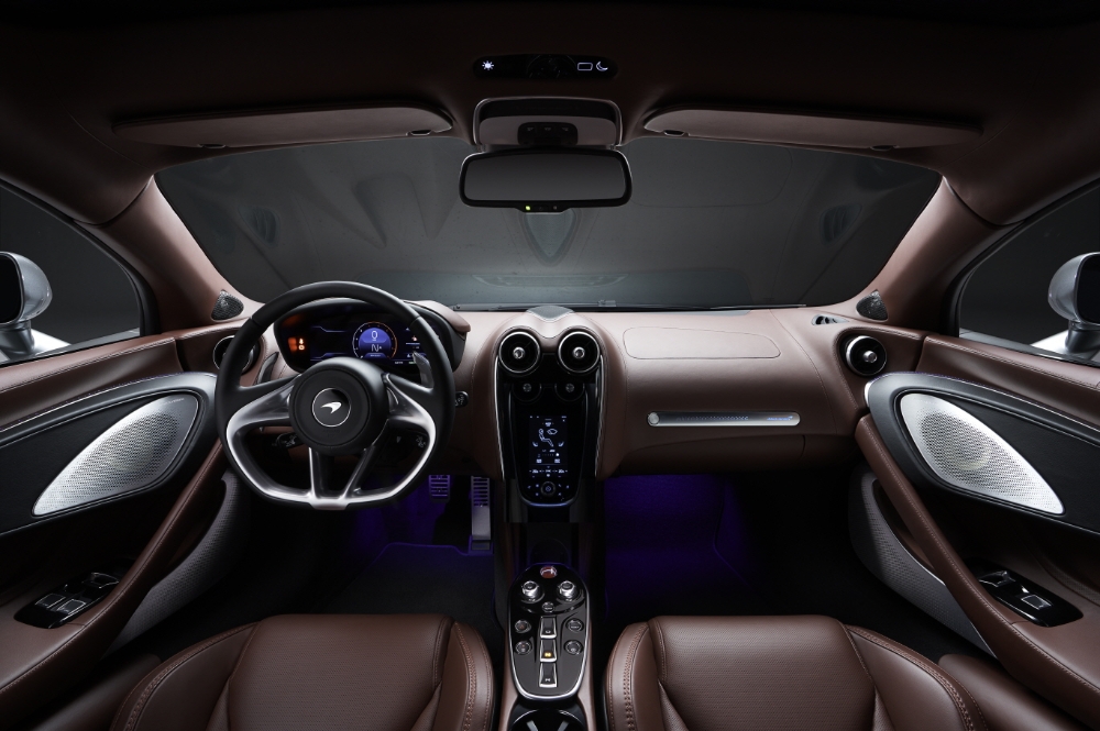 맥라렌 GT 실내.