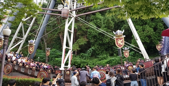 사회봉사대상자들이 장애인 테마파크 나들이를 돕고 있다.(사진제공=대구서부준법지원센터)