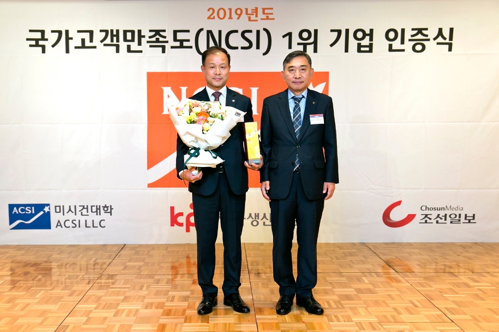 2019 국가고객만족도지수 시상식에 참석한 롯데렌탈 이훈기 대표(좌).(사진=롯데렌탈)