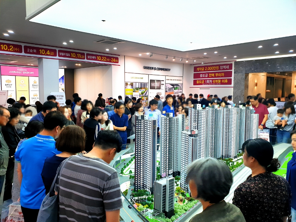 '주례 롯데캐슬 골드스마트' 견본주택에 몰린 인파. (사진=롯데건설)