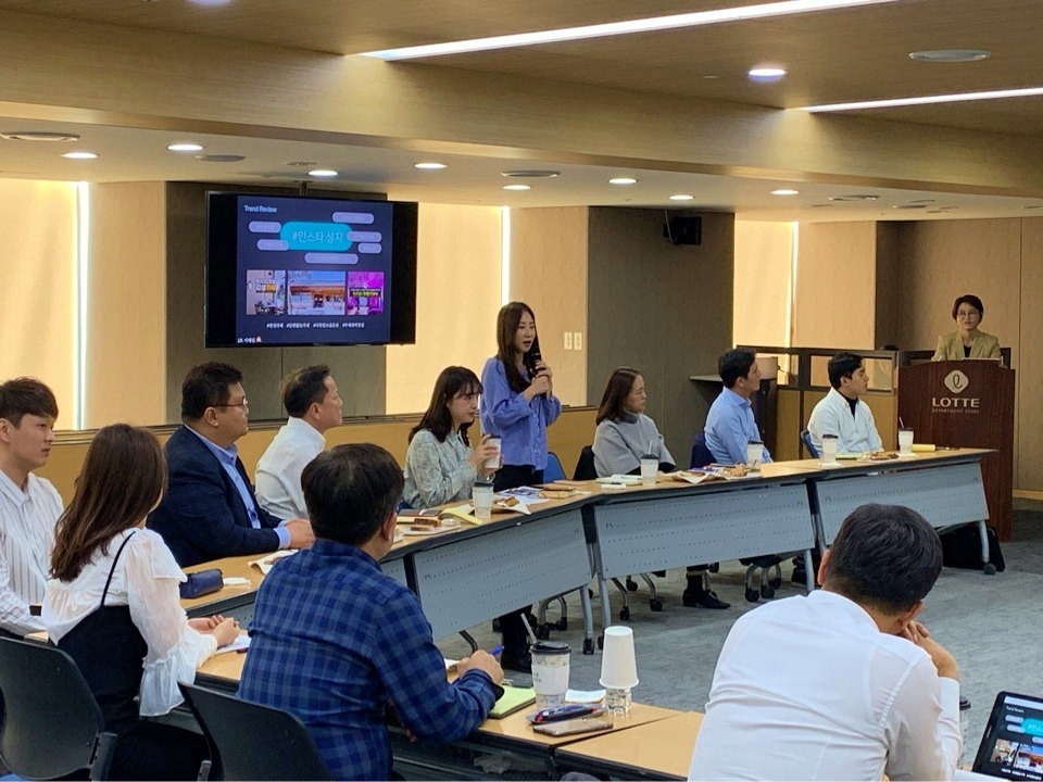 롯데쇼핑 '밀레니얼 세대 고객 모시자' 역(易)멘토링 실험