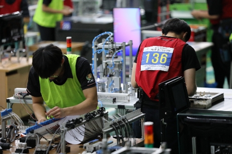 부산기계공업고등학교에서 펼쳐지고 있는 '제54회 전국기능경기대회' 메카트로닉스 직종 경기에 참가한 선수들이 경기 과제를 수행하고 있는 모습. 사진=삼성전자