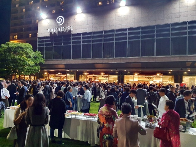 파라다이스호텔 부산 럭셔리 뷔페 온더플레이트에서 영화관계자들이 제24회 부산국제영화제 개막리셉션 파티를 하고 있는 모습.(사진제공=파라다이스호텔 부산)
