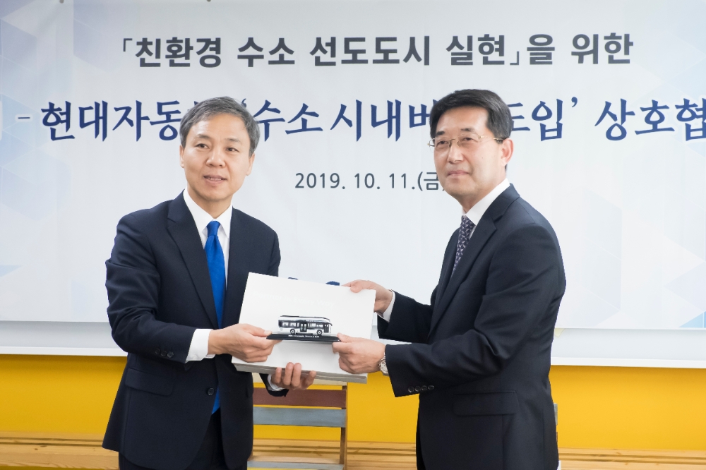 (왼쪽부터)김승수 전주시장, 이인철 현대자동차 상용사업본부장이 기념촬영을 하고 있는 모습.(사진=현대자동차)