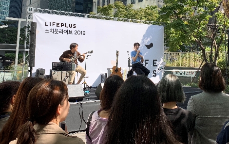 한화투자증권 여의도 사옥 앞 물고기공원에서 진행되는 LIFEPLUS 스치듯라이브 2019 현장 모습. 사진=한화투자증권
