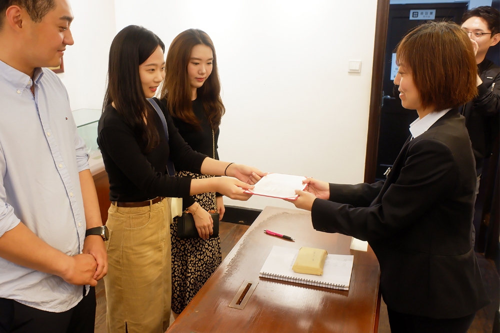 호반그룹 연수 중 기부금 전달.(사진=호반그룹)