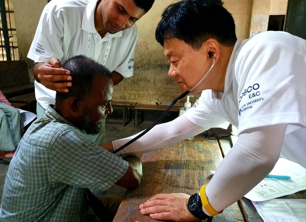 방글라데시 마타바리 의료봉사 모습.(사진=포스코건설)