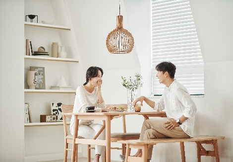 한샘의 '노스' 오크 원목식탁 소개 이미지. 사진=한샘