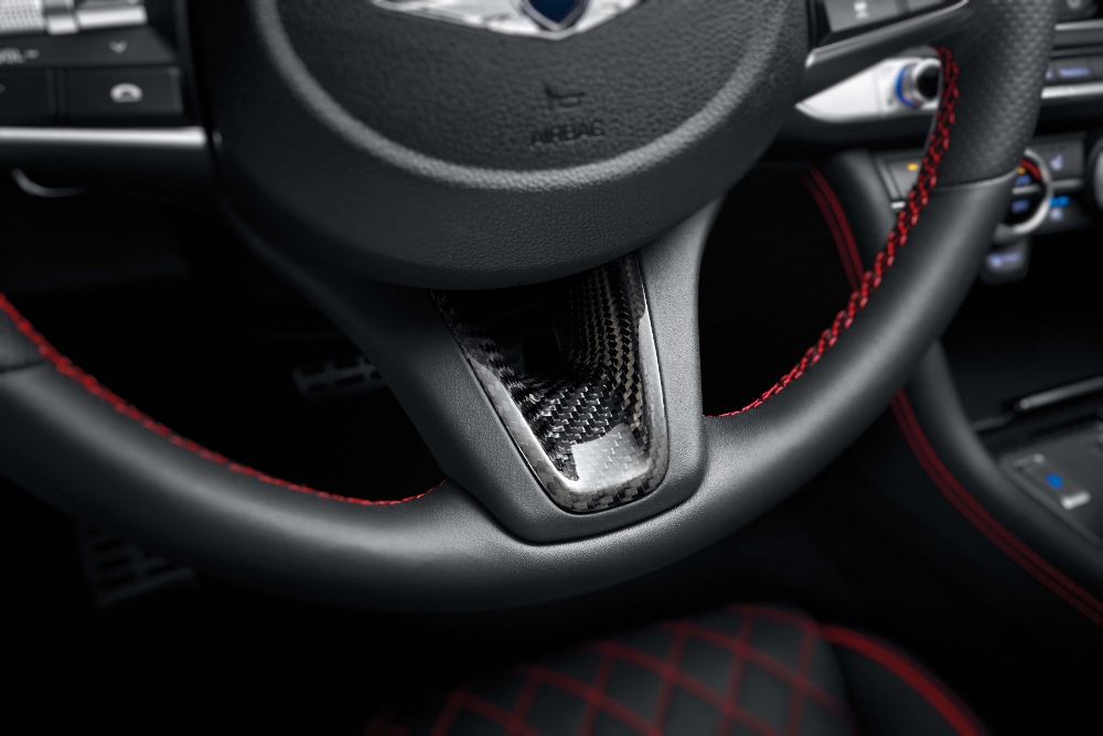 얼티밋 패키지(스티어링 휠 이너 베젤).