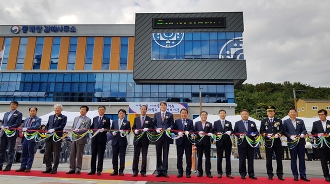 통계청 김해사무소 준공 테이프 커팅을 하고 있다.(왼쪽에서 8번째 강신욱 통계청장, 7번째 홍병석 동남지방통계청장, 3번째 하영준 김해사무소장).(사진제공=동남통계청)