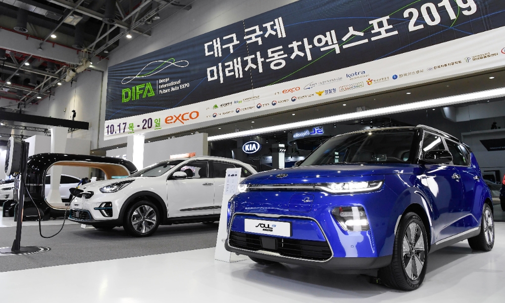 ‘제3회 대구 국제 미래자동차 엑스포’에 전시된 ‘쏘울 부스터 EV’와 ‘니로 EV’의 모습.(사진=기아자동차)