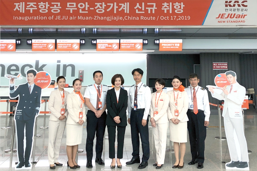 17일 오전 무안국제공항에서 열린 제주항공 무안~장자제 신규취항식에서 제주항공 이수현 무안지점장과(사진 가운데) 승무원들이 기념촬영을 하고 있다.(사진=제주항공)