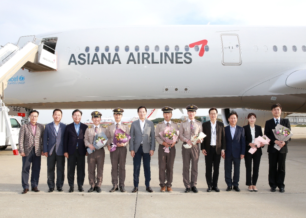 인천국제공항에서 진행된 A350 10호기 도입행사에서 아시아나항공 한창수 사장(왼쪽에서 6번째)과 임직원들이 기념사진을 찍고 있다.(사진=아시아나항공)