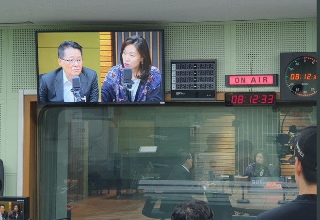 김현정의 뉴스쇼, 월간 박지원에 고정출연하고 있는 박지원 의원.(사진제공=박지원의원실)